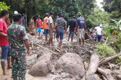 Hujan Deras, Jalan Penghubung Kecamatan di Talaud Tertimbun Longsor