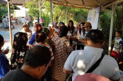 Semangatnya Warga Rembang Berburu Beras Murah dari Perindo