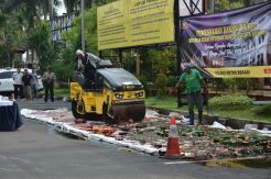 Razia Selama Ramadhan, Ribuan Botol Miras Digilas Mesin Giling