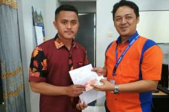 Guru Jujur, Serahkan Kembali Uang yang Berserakan di ATM ke Bank