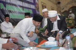Emil Dardak-KH Maimun Zubair Hadiri Haul Sayyid Alawi Al-Maliki