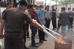 Polres Karawang Musnahkan Ribuan Botol Miras