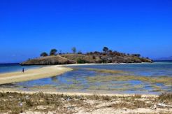 Fenomena Pantai Terbelah di Pantai Lariti Bikin Takjub Wisatawan
