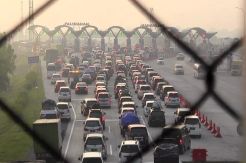 Antrean Pemudik  di Exit Tol Palimanan Padat Merayap