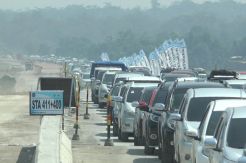 Arus Mudik, Begini Antrean Kendaraan Hendak Keluar Flyover Gringsing