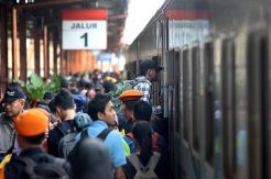 Pemudik Banjiri Stasiun Kereta Api Gubeng Surabaya