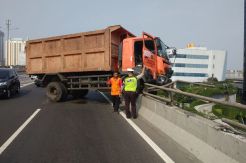Hilang Kendali, Truk Sampah Nyaris Terjun dari Jalan Tol