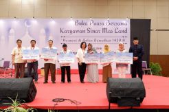 Peduli Karyawan, Sinar Mas Land Serahkan Hadiah Umrah