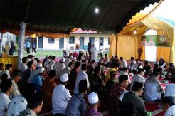 Undang Warga, Bupati Kobar Gelar Buka Puasa di Rumah Pribadi