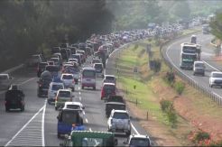 Bahu Jalan Dibuat Istirahat, Arus Mudik di Tol Palikanci Tersendat 4 Km