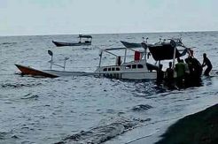 Perahu Wisata Terbalik, 30 Penumpang Jatuh ke Laut dan 1 Tewas