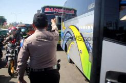 Jalur Pantura Macet, Polisi Usir Bus Ngetem di Bahu Jalan