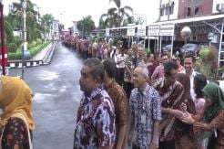 Hari Pertama Masuk Kerja, ASN Kendal Antre Salaman dengan Bupati
