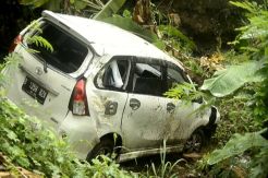 Diduga Sopir Ngantuk, Minibus Masuk Jurang Sedalam 20 Meter