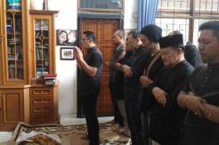 Ridwan Kamil Pimpin Salat Jenazah Ginan Koesmayadi