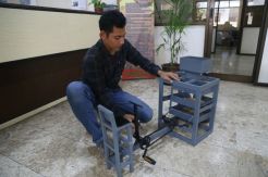 Mahasiswa UMM Ciptkan Mesin Perontok Padi Ramah Lingkungan