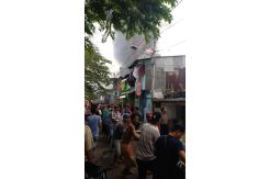Air Jadi Kendala Pemadaman si Jago Merah di Samping Stasiun Senen