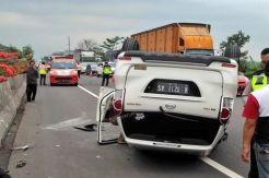 Dua Minibus Terguling di Ruas Tol Cikande dan Tol Pondok Gede