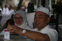 Bersama Istri, Calon Petahana Cawalkot Bekasi Berikan Hak Suara di TPS 01