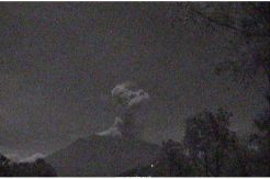 Meletus Gunung Agung Muntahkan Abu Setinggi 2.000 Meter