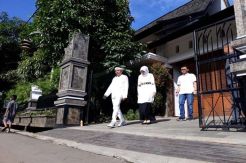 Cawagub Jabar Dedi Jalan Kaki 2 Kilometer ke TPS
