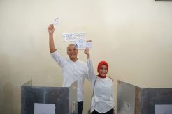 Berkemeja Putih, Ganjar Nyoblos Bareng Istri di Semarang