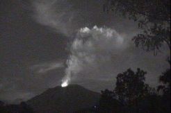 Gunung Agung Semburkan Lava