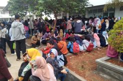 Ribuan Pencari Kerja Serbu Kantor Disnakertrans Karawang