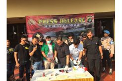 Polisi Kantongi Identitas...