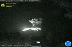 Lava Pijar Gunung Agung Sebabkan Hutan di Puncak Terbakar