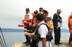 Menko Luhut Tabur Bunga di Danau Toba