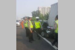 Sopir Mengantuk, Camry Hantam Mobil Box di Tol Cawang
