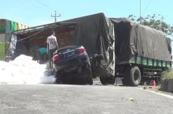 Sedan Ringsek Tertimpa Truk Gandeng di Kendal, Sopir Selamat
