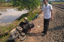 Kendarai Sepeda Motor Dekat Rel, Canung Tewas Tersambar KRL