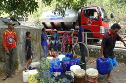 Warga Gunung Kidul Terpaksa Jual Ayam Demi Mendapatkan Air