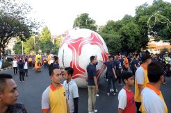 Bola Raksasa Diarak Keliling Semarang Sambut Asian Games 2018