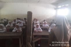 Sekolah di Natal Memprihatinkan, Satu Ruangan Dibagi Dua Kelas