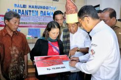 Mensos Serahkan Santunan Korban KM Sinar Bangun