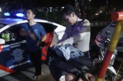Ditangkap setelah Dikepung, Warga Bacok Kepala Pelaku Jambret
