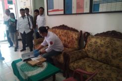 Polres Karawang Geledah Kantor Desa Sekarwangi