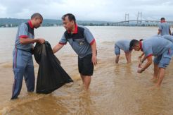 Salut! Kapolda dan Wakapolda Maluku Bersih-bersih Pantai Tahapary Tantui