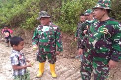 Aksi Simpatik Bocah Pangea kepada Satgas TMMD 102 Menuai Pujian