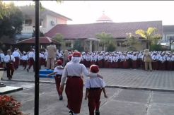 Hari Pertama Sekolah, Siswa Kelas 6 Jemput Kelas 1 untuk Ikut Upacara