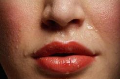 4 Alat Make Up untuk Wanita dengan Keringat Berlebih