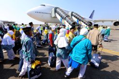 450 Jamaah Calon Haji Kloter 1 Embarkasi Surabaya Berangkat Menuju Madinah