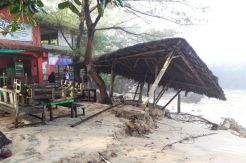Gelombang Tinggi Hantam Pesisir Gunungkidul, Puluhan Warung Rusak
