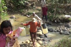 Kemarau Membuat Warga Empat Desa Terpaksa Konsumsi Air Sungai Kotor