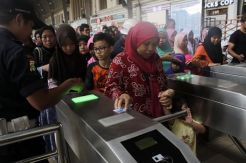 Pembaharuan E-Ticketing KRL, Pengguna Jasa Menumpuk di Stasiun