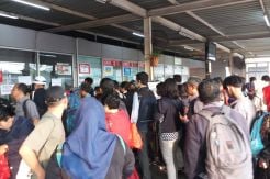 Usai Antrean Panjang, Sampah Berserakan di Stasiun Bekasi
