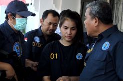 Artis Cantik Thailand Tak Berdaya Saksikan Sabu-Sabu Miliknya Dimusnahkan